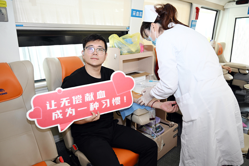 【OK138太阳集团药业党员干部职工积极参加无偿献血公益活动】的配图